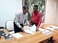 O prefeito assinou o contrato de doação do Bairro São Francisco.