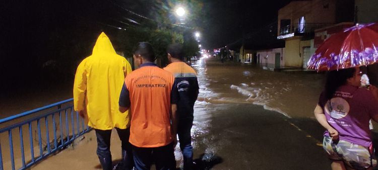 Defesa Civil monitora chuvas e vistoria pontos de alagamentos em bairros