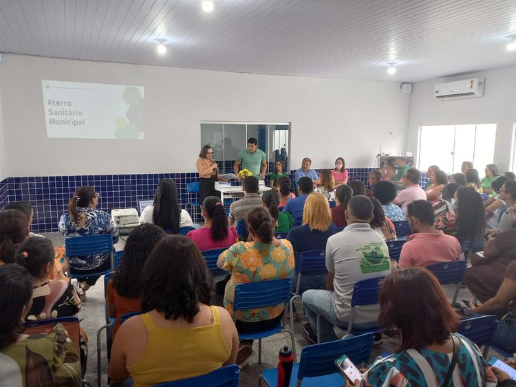 Meio Ambiente orienta educadores sobre políticas de resíduos sólidos em Imperatriz