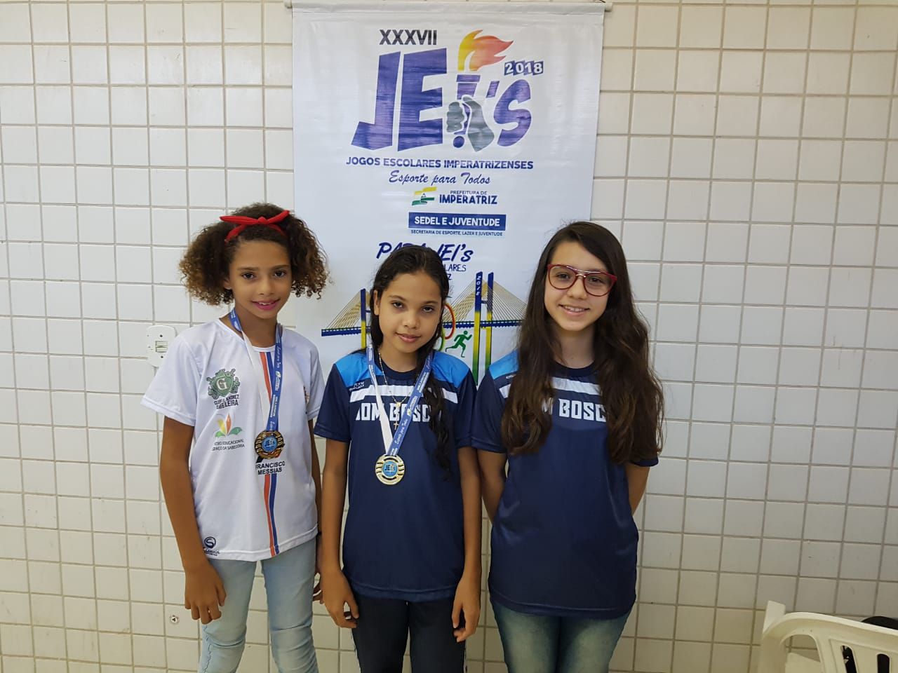 <p><span style="font-size:16px">Vencedores do xadrez,&nbsp;categoria mirim feminino, recebem agora medalhas. As premia&ccedil;&otilde;es foram as seguintes: Carla Bianca 1&deg; lugar mirim feminino, Escola Dom Bosco; Helena Maria 2&deg; lugar mirim feminino, Escola Dom Bosco e Kawane Vit&oacute;ria 3&deg; lugar mirim feminino, Escola Machado de Assis.<br />
Na classifica&ccedil;&atilde;o por equipes, a Escola Machado de Assis ficou em primeiro lugar com dez pontos.</span></p>