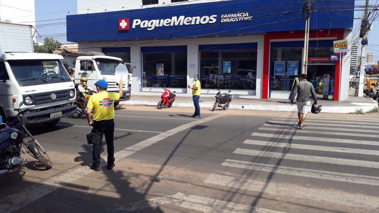 “Cidadania na Faixa” orienta pedestres e motoristas na travessia segura na Avenida Getúlio Vargas