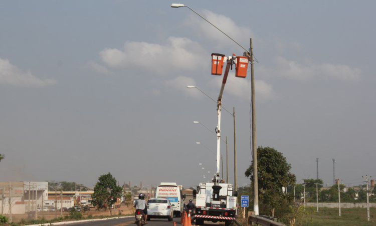 Vândalos roubam fiação elétrica de postes de iluminação pública da BR-010