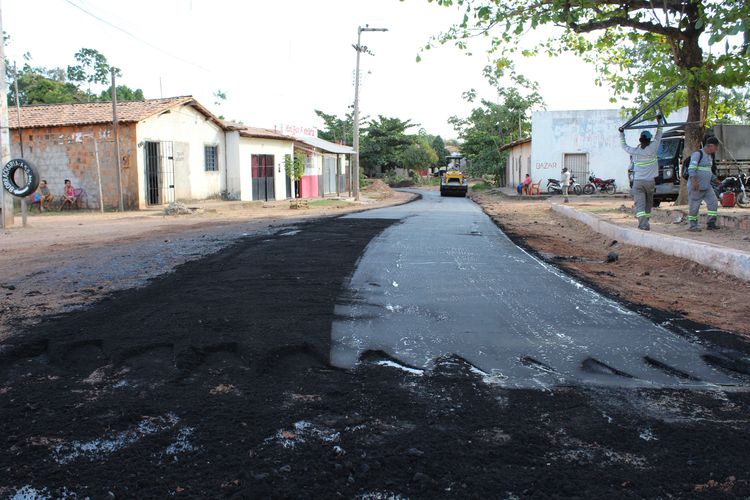 Rua São Salvador, no Parque Alvorada II, recebe asfalto
