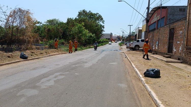 Frentes de limpeza atuam em vários bairros nesta segunda-feira (25)