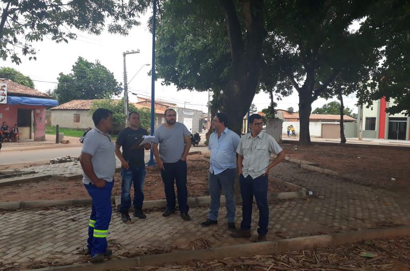Engenheiros e técnicos fiscalizam obra de modernização da Praça da Voz, Parque Alvorada II