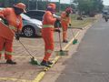 Agentes de limpeza urbana já estão trabalhando com vassouras ecológicas
