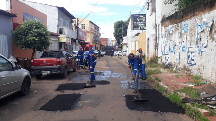 Equipes realizam ações de tapa-buracos em ruas do setor do Mercadinho