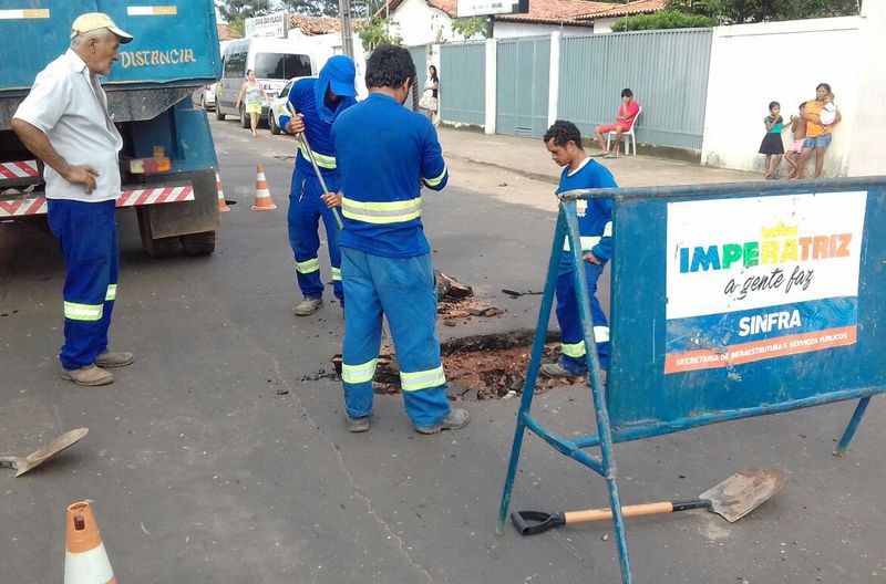 Reparo na rede de drenagem na Rua Henrique Dias, entre as Ruas Leôncio Pires Dourado e Coriolano Milhomem, Bacuri.
