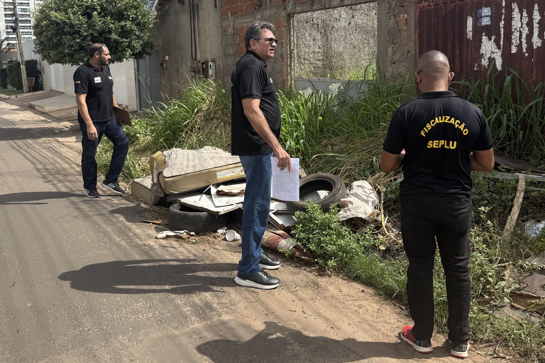 Prefeitura de Imperatriz realiza operação para desobstrução de calçadas e fiscalização de terrenos