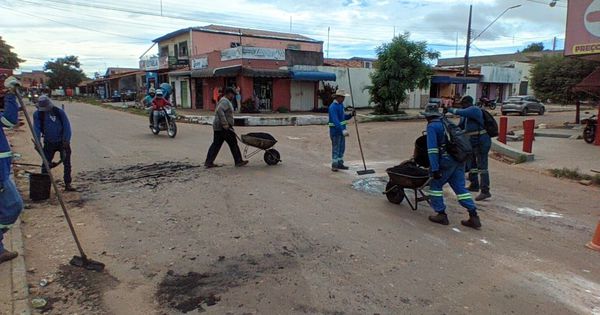 Cinco Equipes De Tapa Buracos Atuam Na Recupera O Da Avenida Itaipu