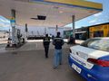 A equipe também realizou testes de qualidade na gasolina comercializada pelo posto.