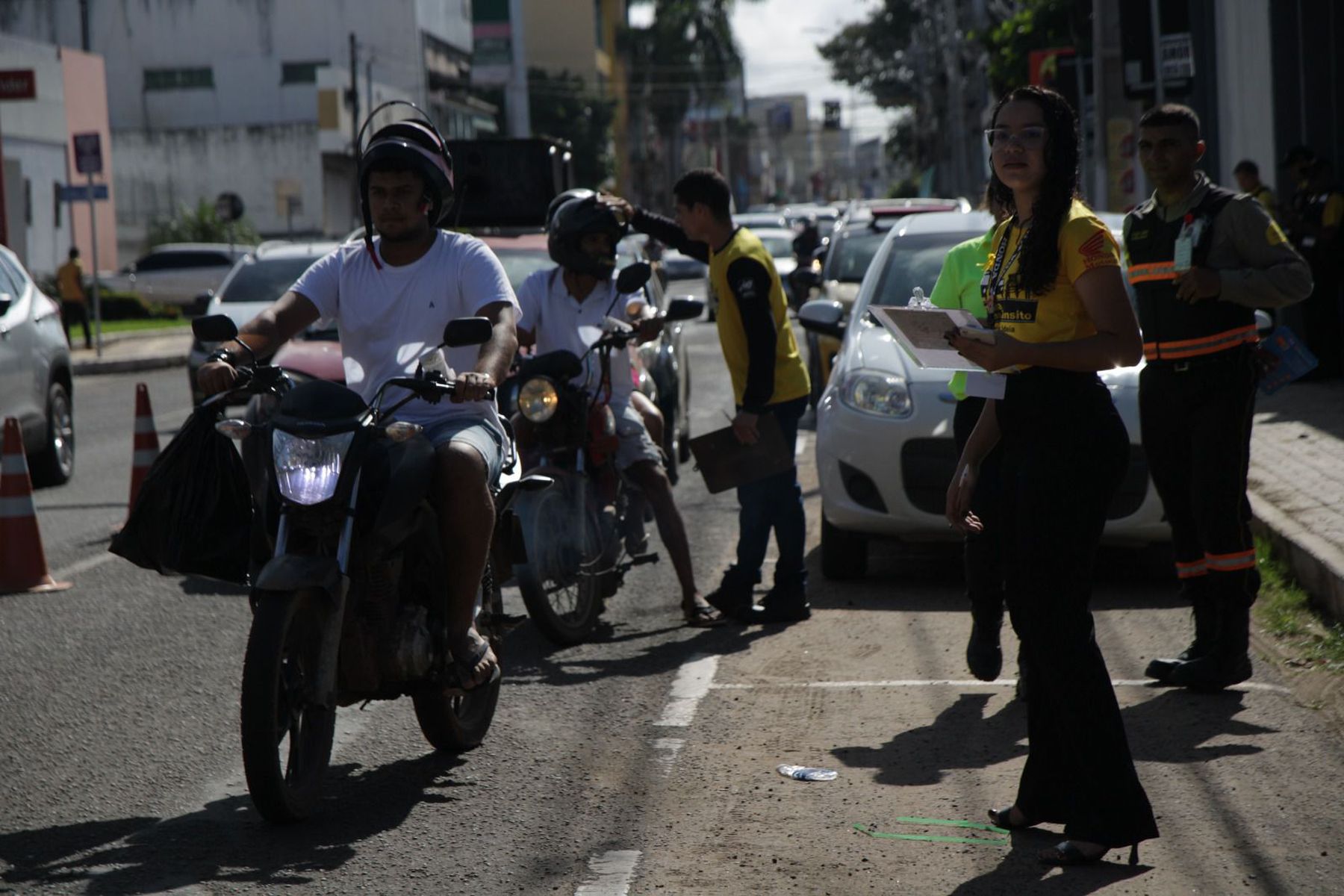 Setran abre campanha "Maio Amarelo" com blitz na Avenida Dorgival Pinheiro de Sousa
