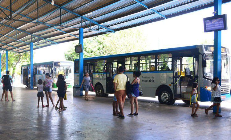 Prefeitura disponibiliza transporte público para Praia do Cacau