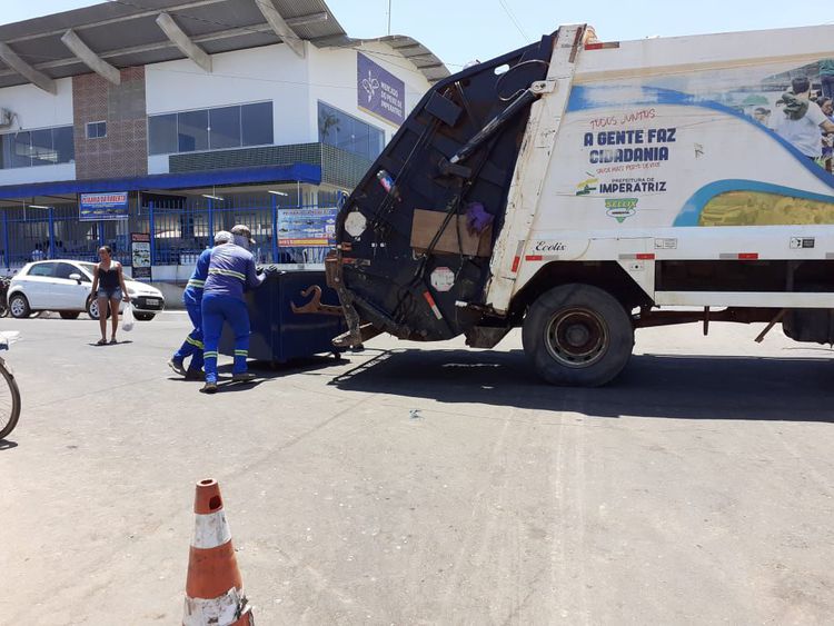 Prefeitura realiza limpeza de contêineres de lixo nos principais pontos da cidade