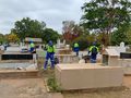 Equipes da Superintendência de Limpeza Pública realizam serviços de manutenção e pintura nos cemitérios de Imperatriz em preparação para o Dia de Finados.