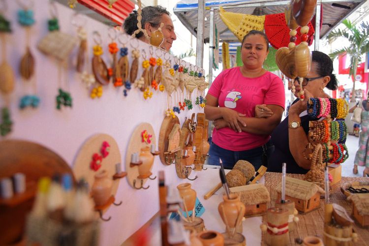 Feira Cidadã de Artesanato fomenta comércio local na semana que antecede o Dia dos Pais