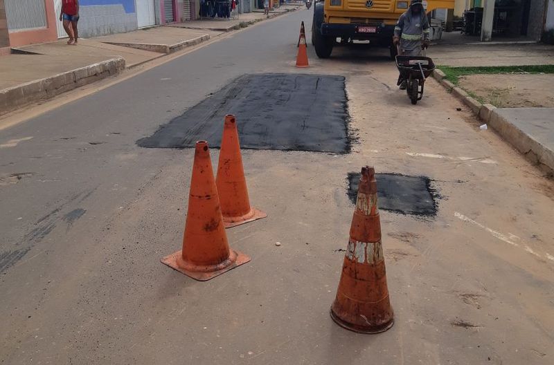 Tapa-buracos na Rua Euclides da Cunha, próximo da Rua Padre Anchieta, Vila Nova.