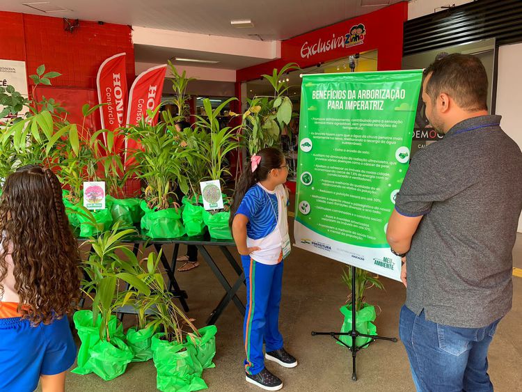 Bliz educativa chama atenção de público do comércio local no Dia da Árvore