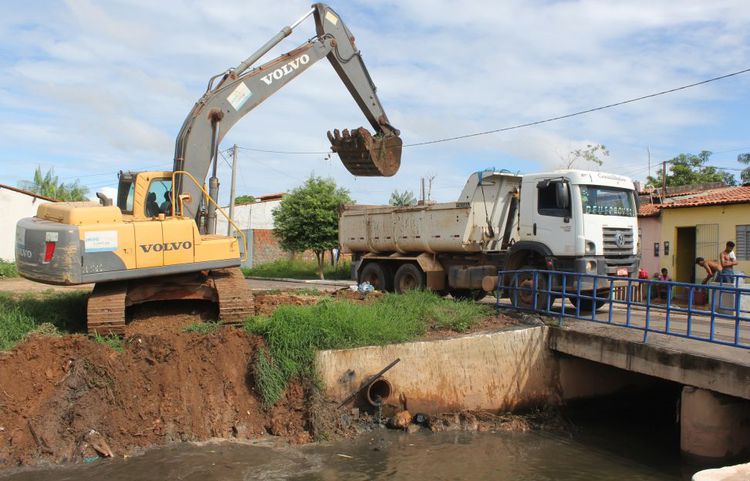 Frente de limpeza realiza desobstrução do riacho Capivara com escavadeira hidráulica