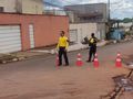 Agentes de trânsito orientarão motoristas sobre mudança de sentido de via na Rua João Paulo II, cruzamento com a Avenida Pedro Neiva de Santana, na Vila Lobão