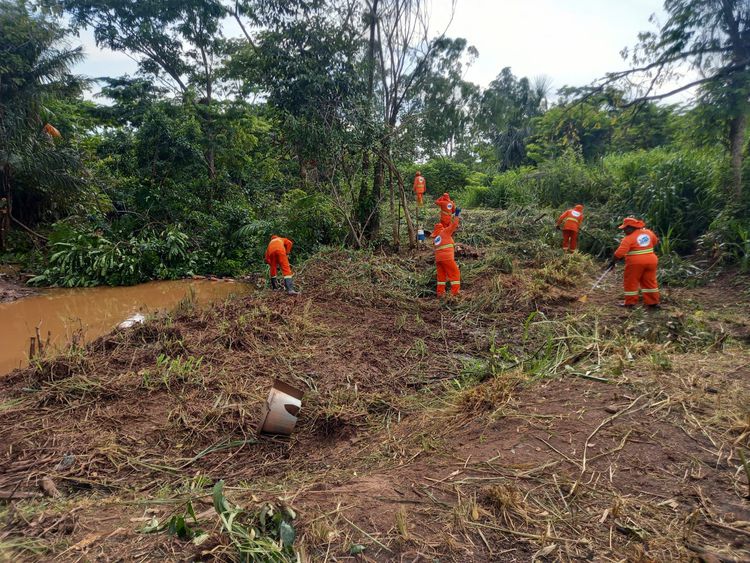 Prefeitura segue com o trabalho de limpeza e desobstrução do riacho Bacuri