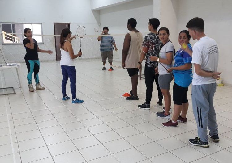 Profissionais de Educação Física recebem orientações na modalidade badminton