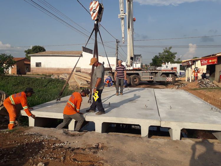 Pontes de concreto recebem vigas pré-moldadas nas vilas Redenção e Ipiranga