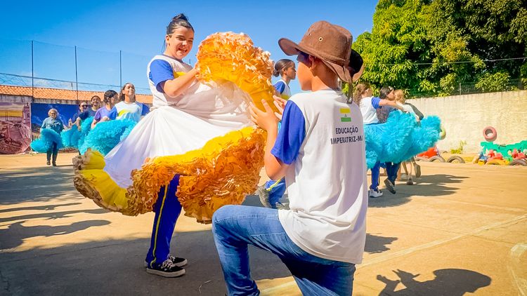 Libras e inclusão marcam apresentação da Escola Bilíngue no Arraiá da Prefs 2026